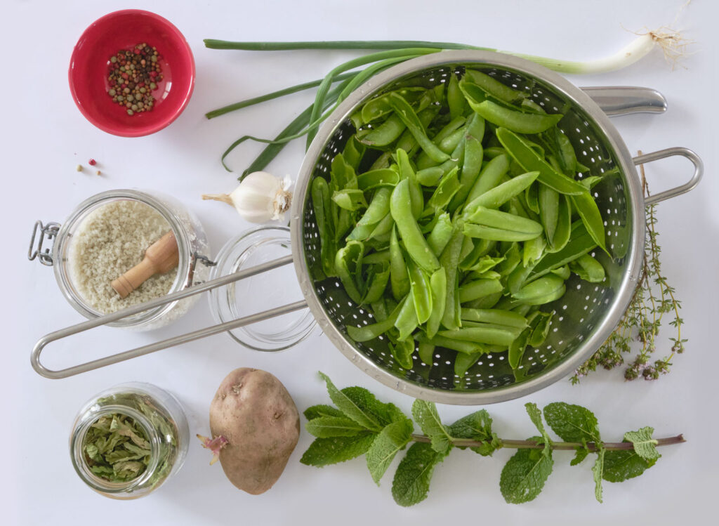 Les ingrédients de la recette de velouté de cosses de petits poids !